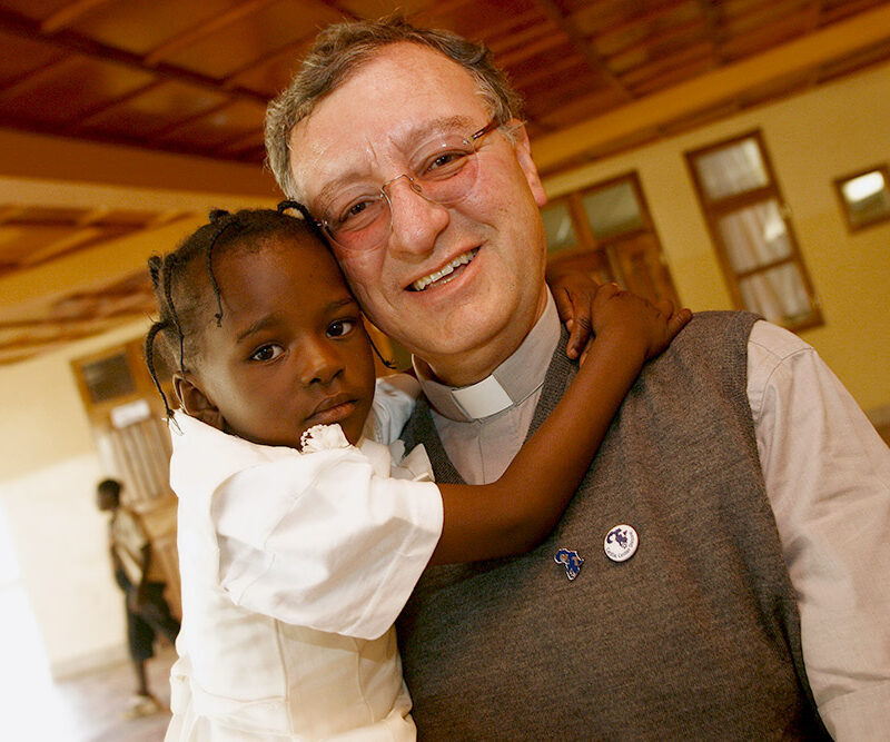 Cuore Fratello lavora per assicurare cure e assistenza ai bambini cardiopatici del Camerun, nel loro Paese e in Italia.